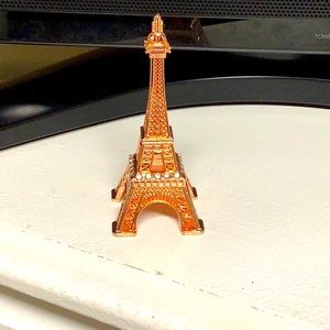 𝓐 𝓼𝓽𝓪𝓽𝓾𝓮 𝓸𝓯 𝓟𝓪𝓻𝓲𝓼.